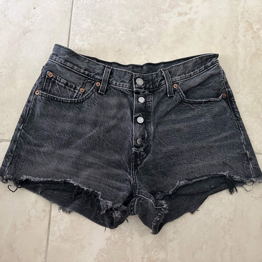 Levi’s 501 black jean shorts W29  (0158)